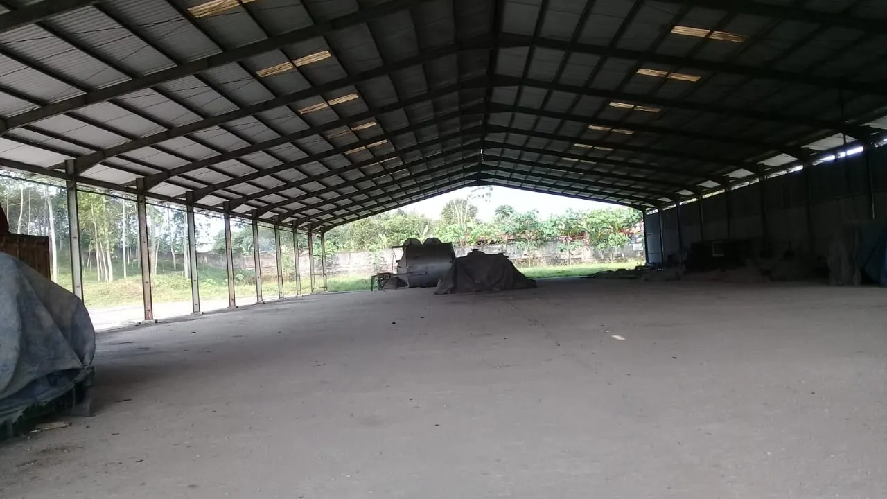 Cikembar 厂区内部:大跨度钢结构厂房,混凝土地面,无柱空间